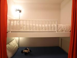 セレ・シュヴァリエにあるAppartement Serre Chevalier, 1 pièce, 4 personnes - FR-1-330F-127の子供用ベッドルームの白いベビーベッド