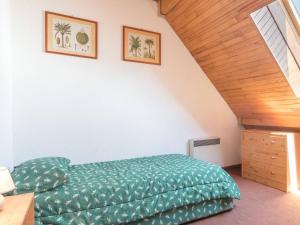 سرير أو أسرّة في غرفة في Appartement Briançon, 2 pièces, 4 personnes - FR-1-330C-37