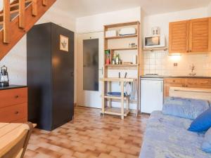 Appartement Briançon, 2 pièces, 4 personnes - FR-1-330C-37にあるキッチンまたは簡易キッチン