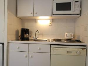 Appartement Serre Chevalier, 1 pièce, 4 personnes - FR-1-330F-127にあるキッチンまたは簡易キッチン