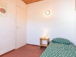 سرير أو أسرّة في غرفة في Appartement Briançon, 2 pièces, 4 personnes - FR-1-330C-37
