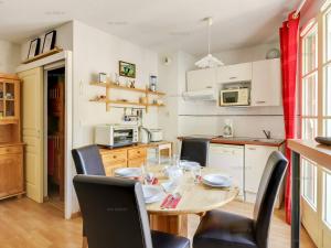 kuchnia ze stołem i krzesłami w kuchni w obiekcie Appartement Cauterets, 2 pièces, 6 personnes - FR-1-401-19 w mieście Cauterets