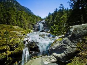 uma cascata no meio de um rio em Studio Cauterets, 1 pièce, 5 personnes - FR-1-401-47 em Cauterets