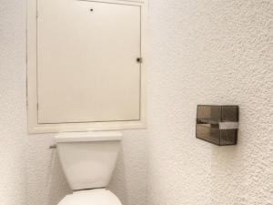 サン・シャフレにあるAppartement Saint-Chaffrey , 1 pièce, 4 personnes - FR-1-330E-69のバスルーム(白いトイレ、鏡付)