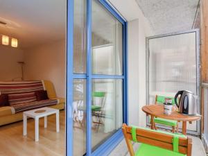 una habitación con mesa y una habitación con sofá en Appartement Barèges, 2 pièces, 6 personnes - FR-1-403-17 en Barèges