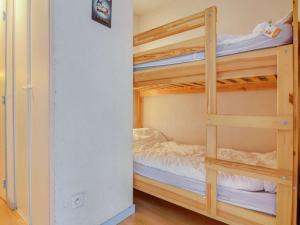 バレージュにあるAppartement Barèges, 2 pièces, 6 personnes - FR-1-403-17の二段ベッド2組が備わる客室です。