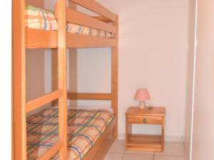 Appartement Montgenèvre, 3 pièces, 8 personnes - FR-1-266-118にある二段ベッド