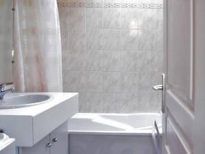 モンジェネヴルにあるAppartement Montgenèvre, 3 pièces, 8 personnes - FR-1-266-118の白いバスルーム(シンク、シャワー付)