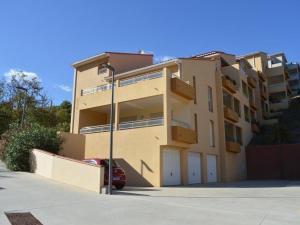 a building with a car parked in front of it at Appartement moderne 2 chambres avec terrasse, parking et climatisation à Banyuls-sur-Mer - FR-1-225C-531 in Banyuls-sur-Mer