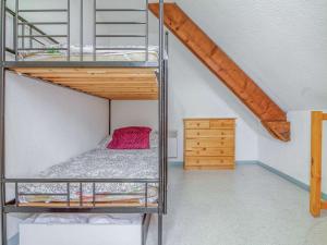 バレージュにあるStudio Barèges, 1 pièce, 4 personnes - FR-1-403-42のベッドルーム1室(二段ベッド1組、木製の階段付)