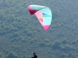 een persoon vliegt een vlieger in de lucht bij Studio La Mongie, 2 pièces, 8 personnes - FR-1-404-110 in La Mongie