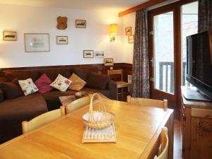 a living room with a couch and a table at Appartement Les Orres, 2 pièces, 6 personnes - FR-1-322-297 in Les Orres