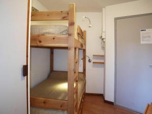 レ・ゾルにあるAppartement Les Orres, 2 pièces, 6 personnes - FR-1-322-297の二段ベッド2台とドアが備わる客室です。