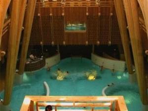 una piscina con gente en el agua en Duplex 8 pers. à La Mongie, balcon, vue montagnes, proche pistes - FR-1-404-110, en La Mongie