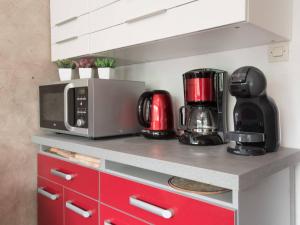 a kitchen counter with a microwave and a coffee maker at Appartement Saint-Lary-Soulan, 2 pièces, 4 personnes - FR-1-296-239 in Saint-Lary-Soulan
