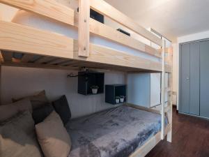 サン・ラリー・スランにあるAppartement Saint-Lary-Soulan, 2 pièces, 4 personnes - FR-1-296-239のソファ付きのドミトリールームの二段ベッド1台分です。