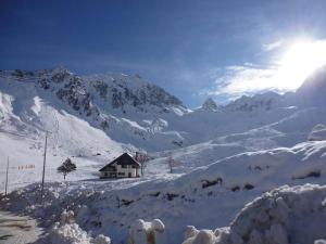 une montagne enneigée avec une cabine au loin dans l'établissement Appartement cosy 5 pers, 1 ch, parking couvert, accès pistes, centre station - FR-1-404-57, à La Mongie 6 autres photos