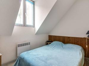 a bedroom with a bed with a blue blanket at Appartement Barèges, 2 pièces, 6 personnes - FR-1-403-6 in Barèges