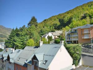 a group of houses in a town with a mountain at Appartement Barèges, 2 pièces, 6 personnes - FR-1-403-6 in Barèges