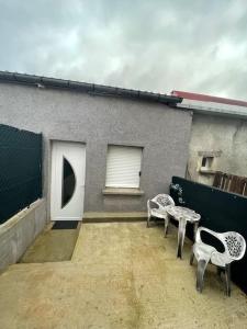 Balkoni atau teres di Superbe appartement terrasse wifi +5 gambar