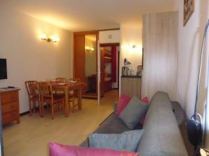 un salon avec un canapé et une table dans l'établissement Charmant Studio à Proximité des Pistes – 4 Pers., Balcon, Tout Équipé - FR-1-400-4, à Gourette 3 autres photos