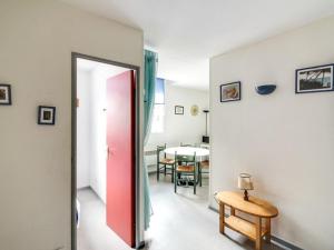 コトレにあるAppartement Cauterets, 2 pièces, 4 personnes - FR-1-401-25のピンクのドアで通じる廊下