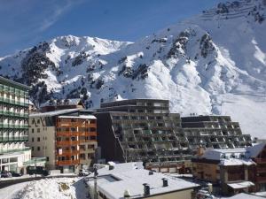 eine Stadt mit einem Berg im Hintergrund mit Schnee in der Unterkunft Studio La Mongie, 1 pièce, 6 personnes - FR-1-404-72 in La Mongie