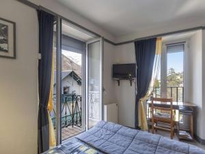 - une chambre avec un lit et un balcon dans l'établissement Appartement Cauterets, 3 pièces, 4 personnes - FR-1-401-26, à Cauterets