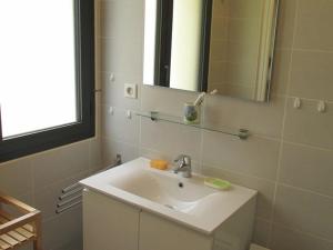 ein Bad mit einem Waschbecken und einem Spiegel in der Unterkunft Appartement La Mongie, 3 pièces, 8 personnes - FR-1-404-74 in La Mongie