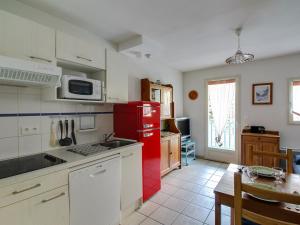 Appartement Cauterets, 3 pièces, 5 personnes - FR-1-401-38にあるキッチンまたは簡易キッチン
