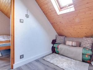 una piccola camera con divano in mansarda di Chalet en duplex à Cauterets, 2 chambres, 7 pers., terrasse, près des remontées, parking inclus - FR-1-401-6 a Cauterets Altre 6 foto