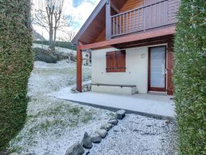 コトレにあるMaison Cauterets, 3 pièces, 7 personnes - FR-1-401-6の前のベンチ付き家