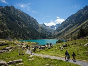 a group of people walking on a path near a lake at Chalet en duplex à Cauterets, 2 chambres, 7 pers., terrasse, près des remontées, parking inclus - FR-1-401-6 in Cauterets +5 photos