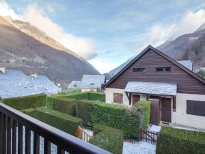 een huis met heggen voor een berg bij Maison Cauterets, 3 pièces, 7 personnes - FR-1-401-6 in Cauterets