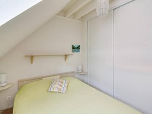 um quarto com uma cama com um cobertor amarelo em Maison Cauterets, 3 pièces, 5 personnes - FR-1-401-39 em Cauterets