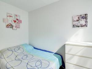 1 dormitorio pequeño con 1 cama con una manta colorida en Appartement Cauterets, 2 pièces, 4 personnes - FR-1-401-7, en Cauterets