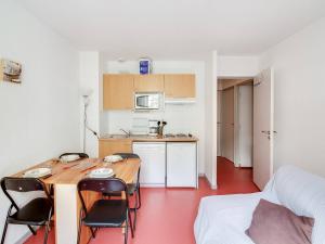 una pequeña cocina con mesa y sillas en una habitación en Appartement Cauterets, 2 pièces, 4 personnes - FR-1-401-7, en Cauterets