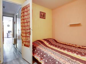 un dormitorio con una cama en una habitación en Studio cabine 6 pers, idéal montagne, ascenseur, ski, parking, animaux admis - FR-1-403-12, en Barèges