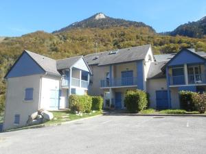 una casa grande con una montaña en el fondo en Appartement Cauterets, 3 pièces, 4 personnes - FR-1-401-50, en Cauterets