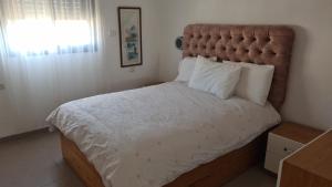 Postel nebo postele na pokoji v ubytování דירה מפנקת מעל הכנרת