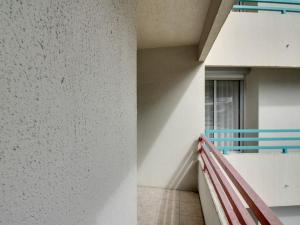 un couloir d'un bâtiment avec une balustrade rouge dans l'établissement Studio 4 pers avec balcon, centre-ville, proche télécabine, idéal famille – Cauterets - FR-1-401-53, à Cauterets