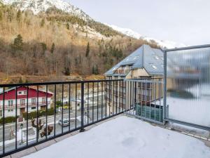 ein Balkon mit Blick auf die Berge in der Unterkunft Appartement cosy 4 pers avec parking, terrasse, local à skis - FR-1-403-21 in Barèges