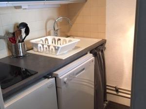 a kitchen counter with a sink and a counter top at Studio 5 pers avec lave-linge proche pistes - La Mongie - FR-1-404-105 in La Mongie