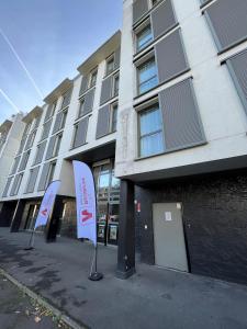 un edificio con dos letreros delante en City Résidence Tours, en Tours