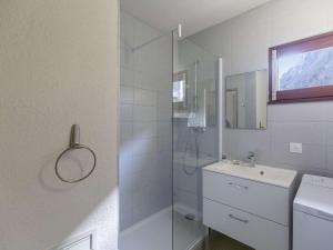 コトレにあるStudio Cauterets, 1 pièce, 4 personnes - FR-1-401-41の白いバスルーム(シャワー、シンク付)
