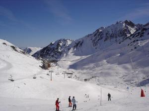 um grupo de pessoas a esquiar numa montanha coberta de neve em Studio La Mongie, 1 pièce, 5 personnes - FR-1-404-105 em La Mongie