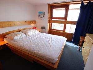 um quarto com uma cama e uma janela em Appartement Peisey-Vallandry, 2 pièces, 6 personnes - FR-1-411-83 em Landry