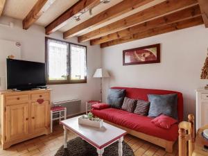 Μια τηλεόραση ή/και κέντρο ψυχαγωγίας στο Chalet 2 chambres, 6 pers, terrasse, balcon, parking, wifi, près ski et commerces - FR-1-401-52