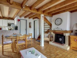 Il comprend une cuisine et une salle à manger avec une table et une cheminée. dans l'établissement Chalet 2 chambres, 6 pers, terrasse, balcon, parking, wifi, près ski et commerces - FR-1-401-52, à Cauterets 10 autres photos