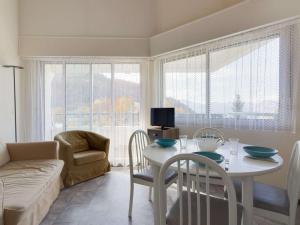 ein Wohnzimmer mit einem Tisch und einem Sofa in der Unterkunft Studio Gourette, 1 pièce, 4 personnes - FR-1-400-49 in Gourette